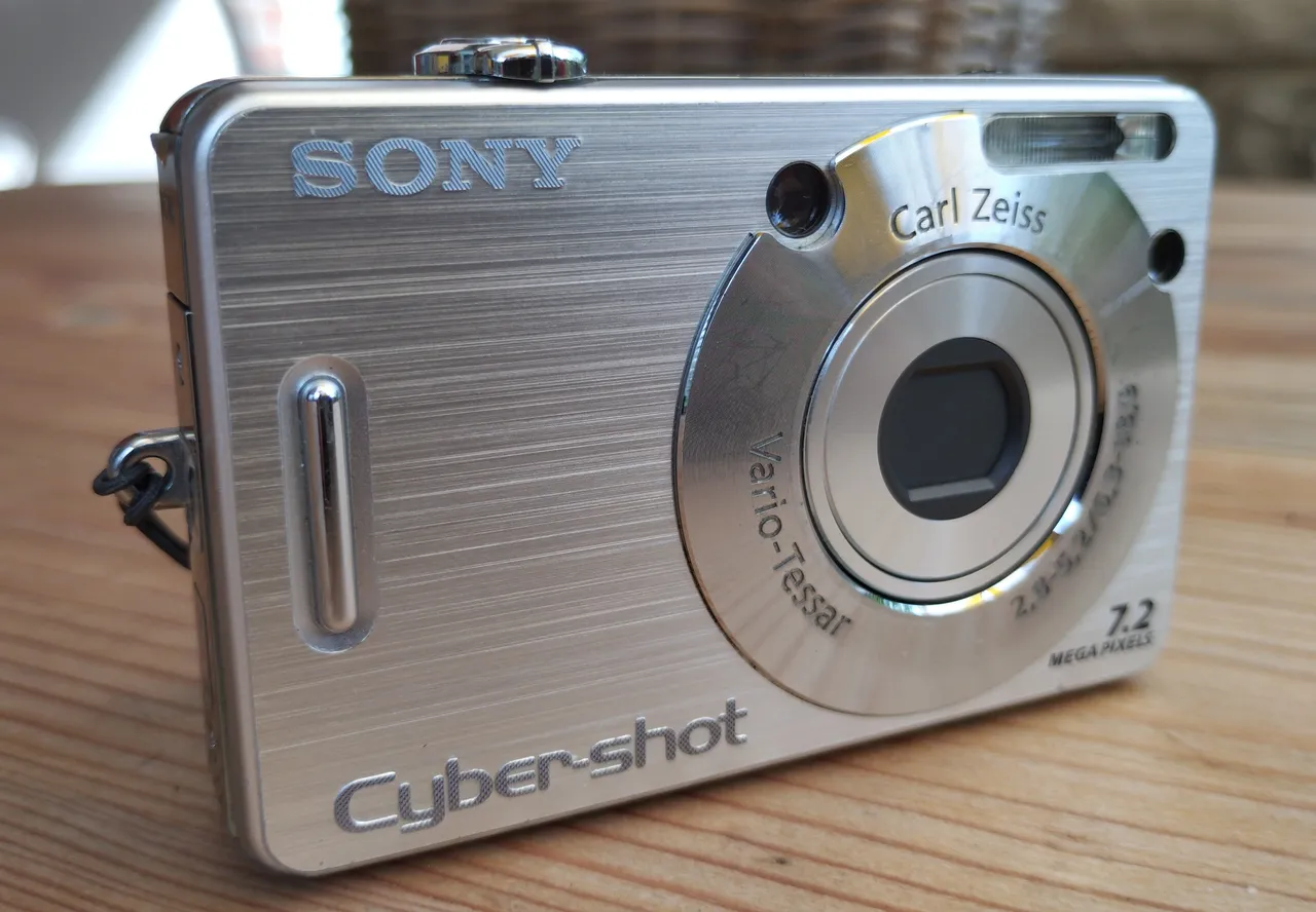 DSC-W70 Front
